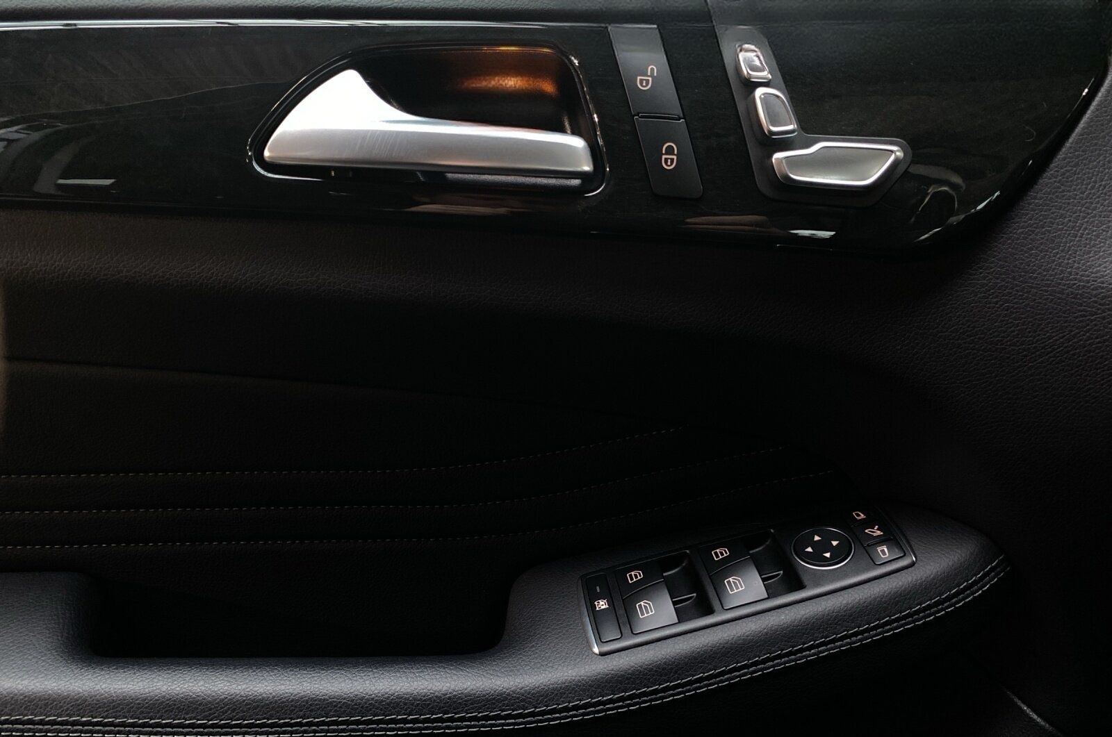 Mercedes-Benz GLE 350 d 4M AMG Line AIRM AHK Pano Kamera Totw. foto 15