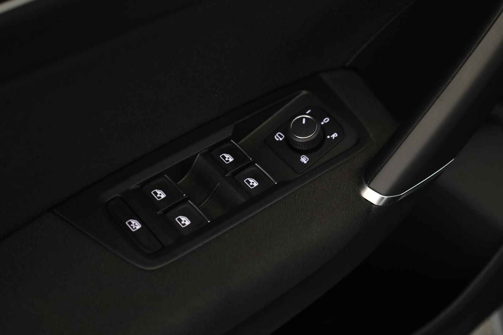 Volkswagen Touran 2.0 TDI DSG Highline R-Line 7 Pano 18 AHK foto 15