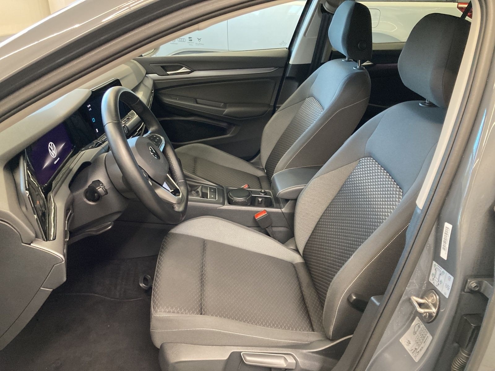 Volkswagen Golf 8 1.5 TSI Active IQ-Light Standh.Navi foto 14