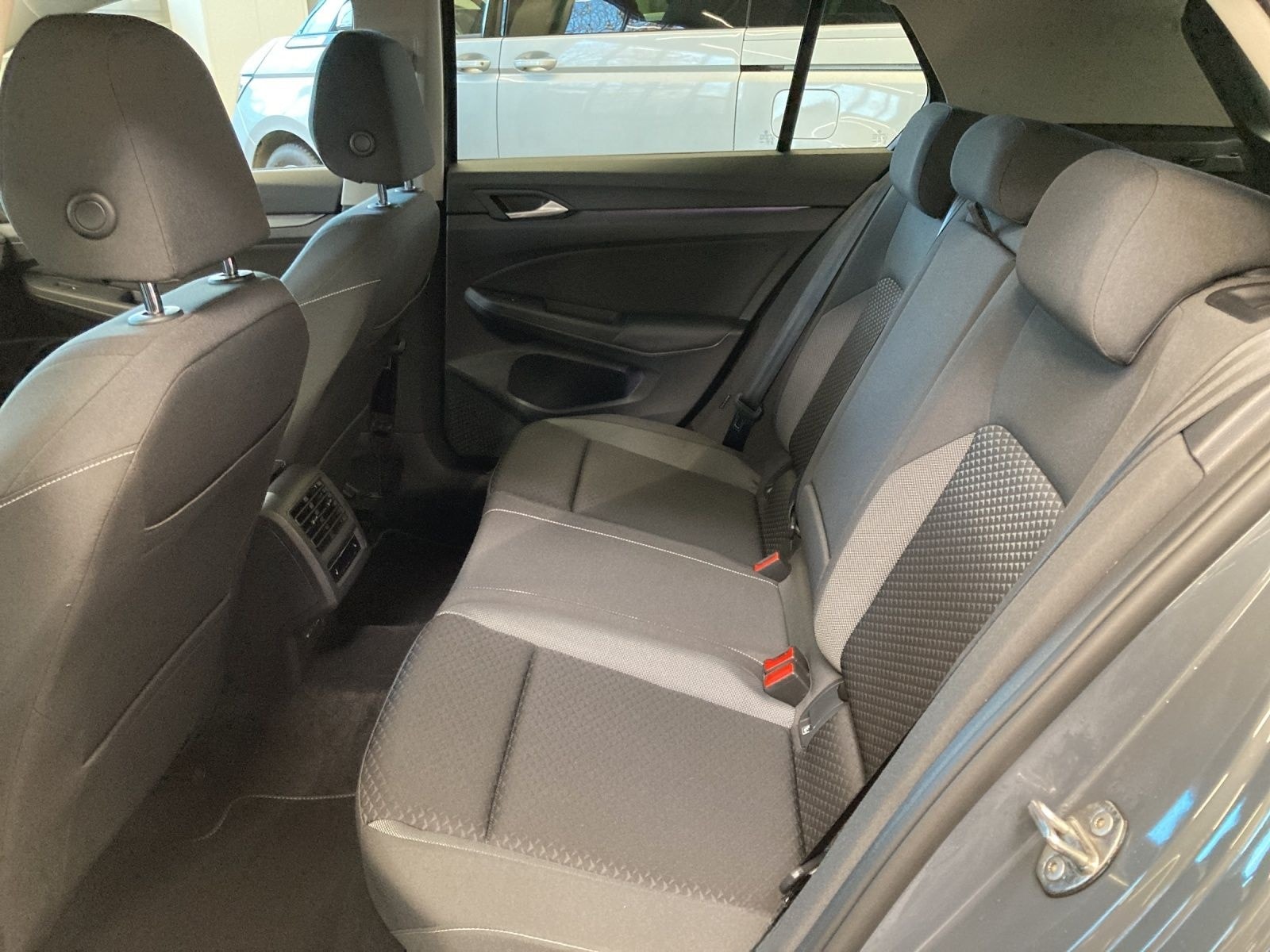 Volkswagen Golf 8 1.5 TSI Active IQ-Light Standh.Navi foto 17