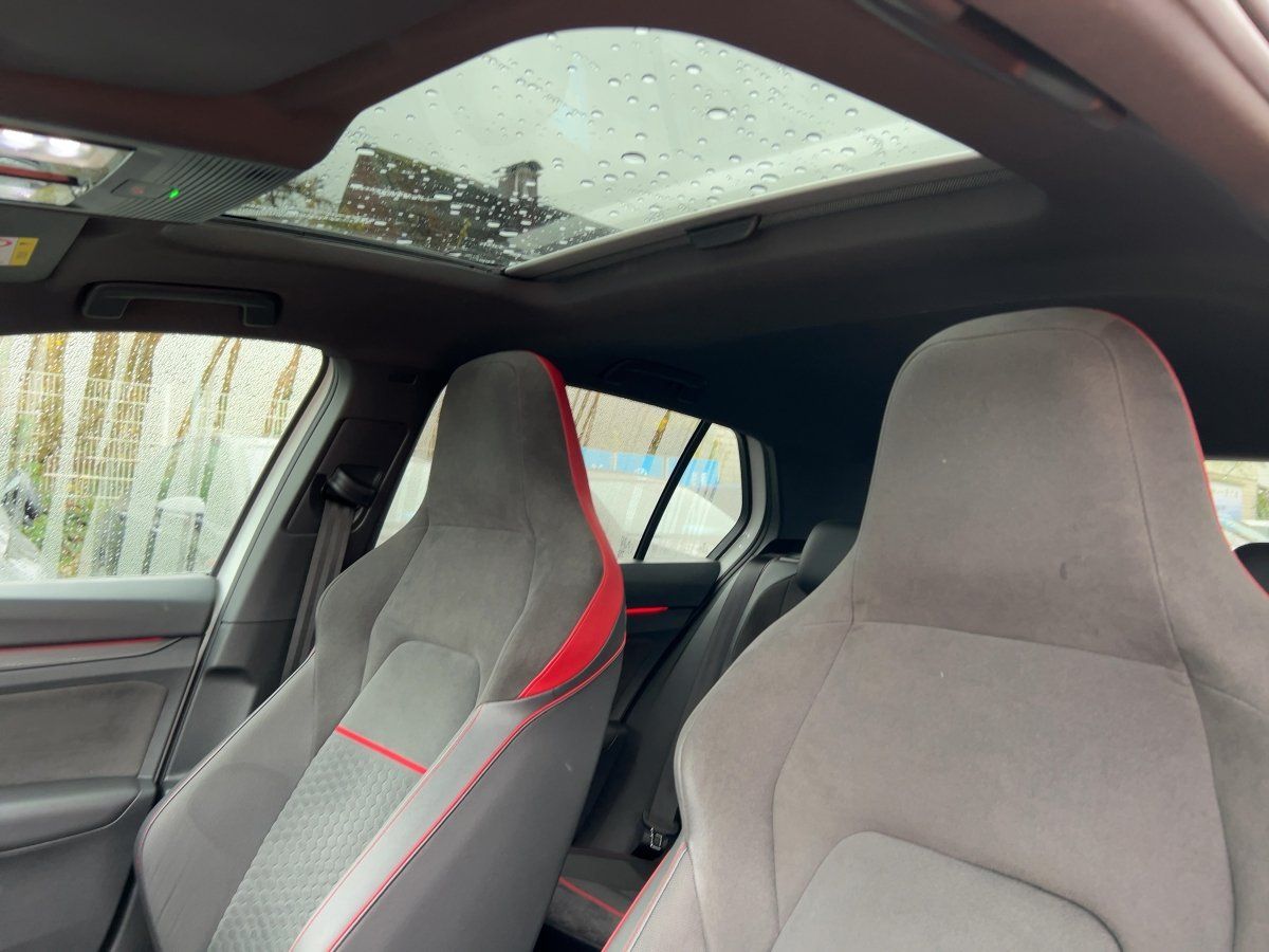 Volkswagen Golf VIII GTI CLUBSPORT 2.0 TSI DSG BLACK+APP+SH foto 14