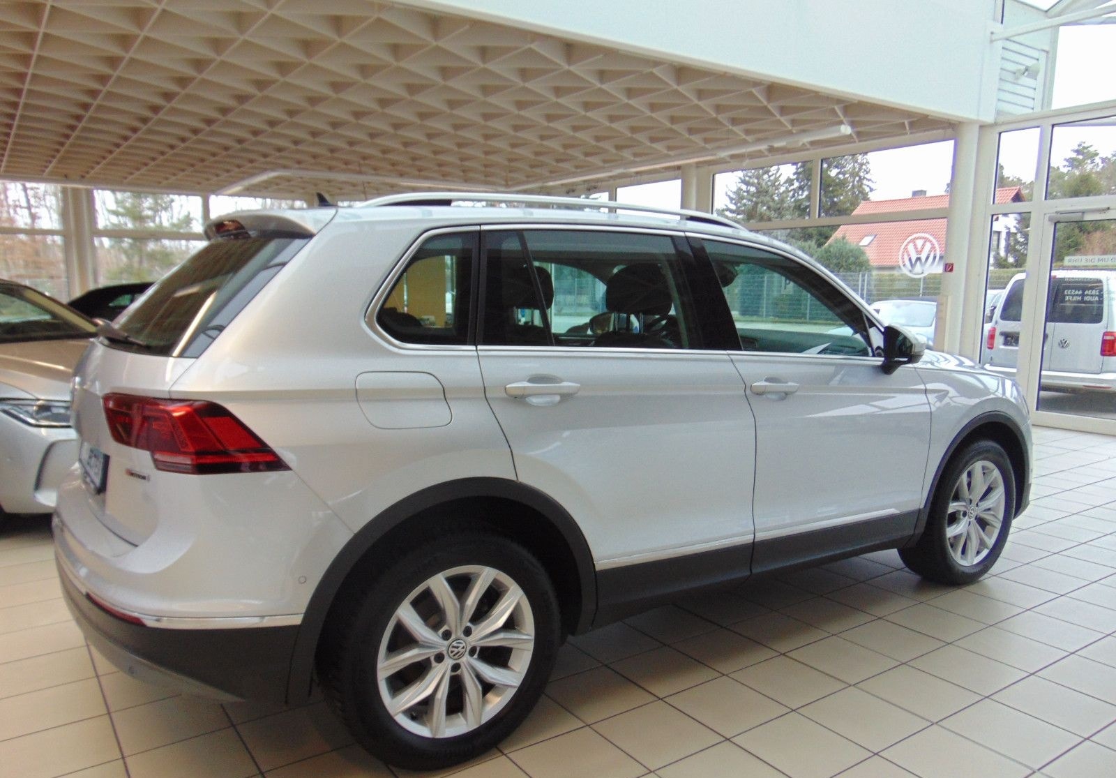 Volkswagen Tiguan Highline 2.0 TSI DSG 4Motion GANZJAHRES-R foto 8