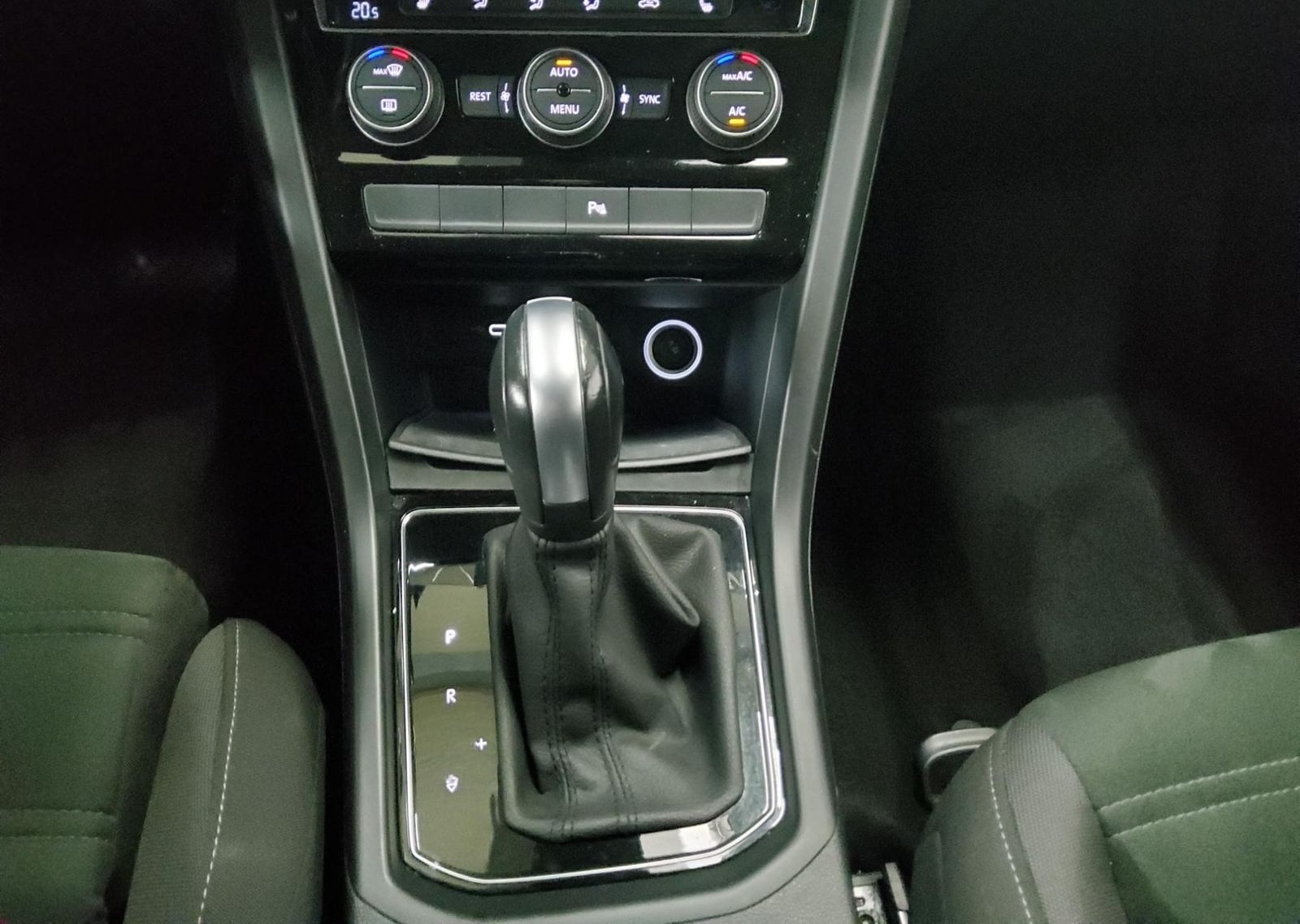 Volkswagen Touran 2.0 TDI Highline Navi LED ACC AID foto 6