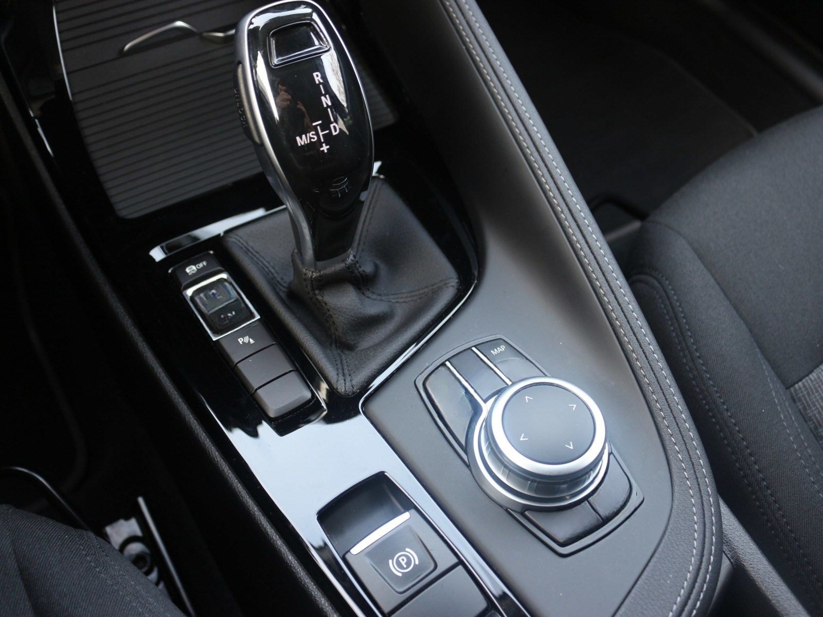 BMW X2 sDrive18i Advantage DAB LED RFK Navi AHK Shz foto 10