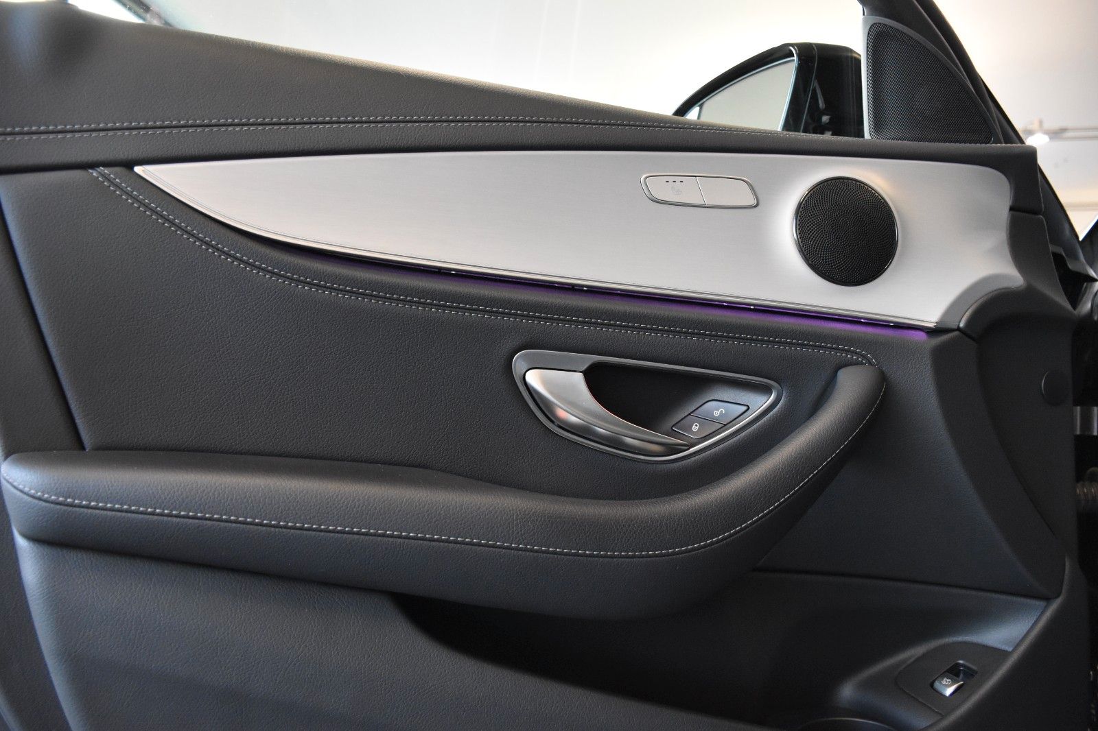 Mercedes-Benz E 220 D 9G EXCLUSIVE"LEDER"360°-KAMERA"ESD"AHK" foto 14