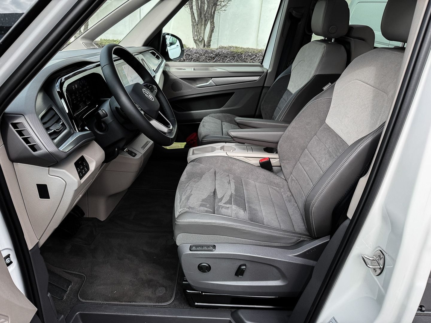 Volkswagen T7 Multivan 2.0 TDI Edition lang AHK/Matrix/Pano foto 12