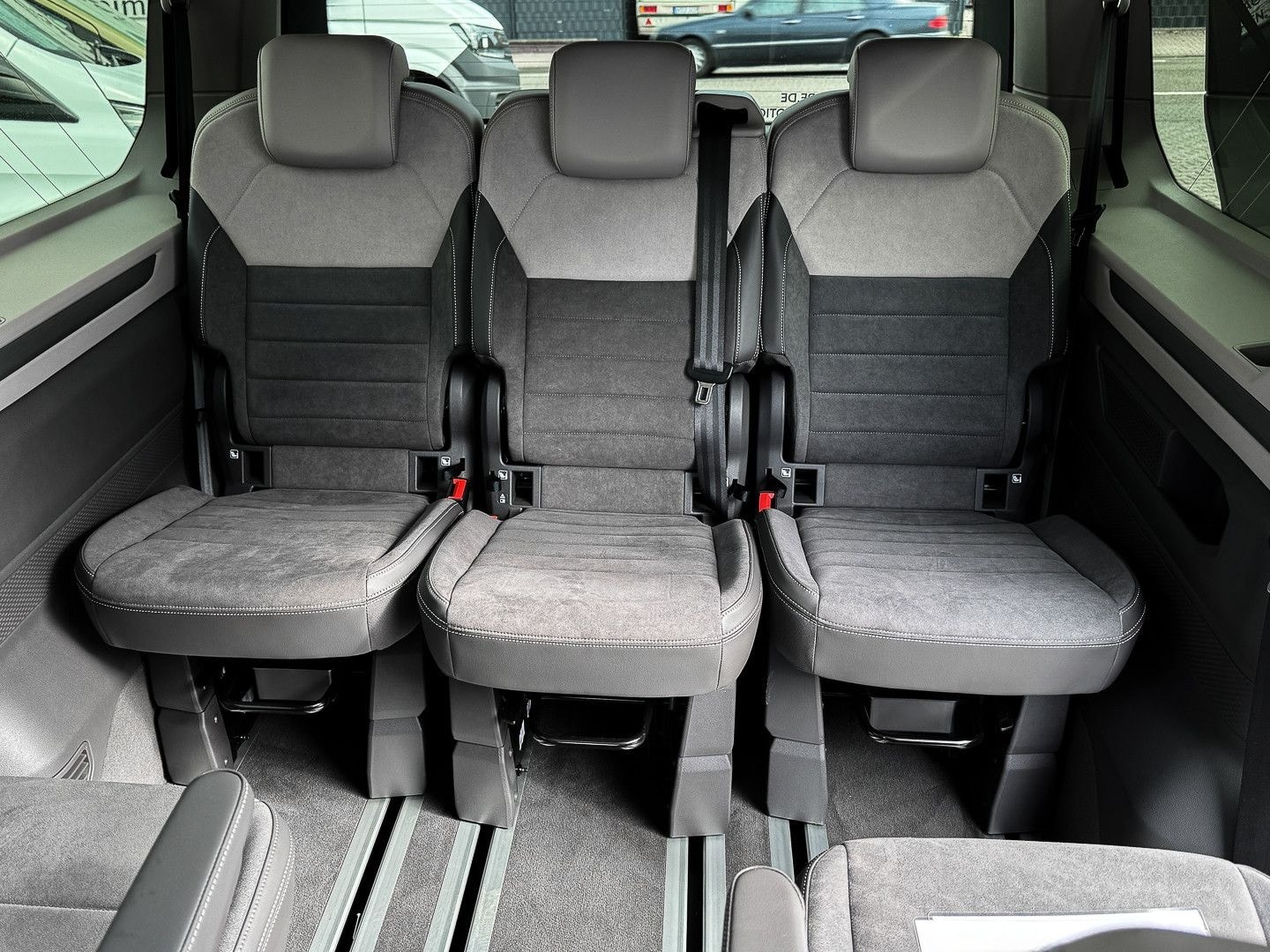 Volkswagen T7 Multivan 2.0 TDI Edition lang AHK/Matrix/Pano foto 16