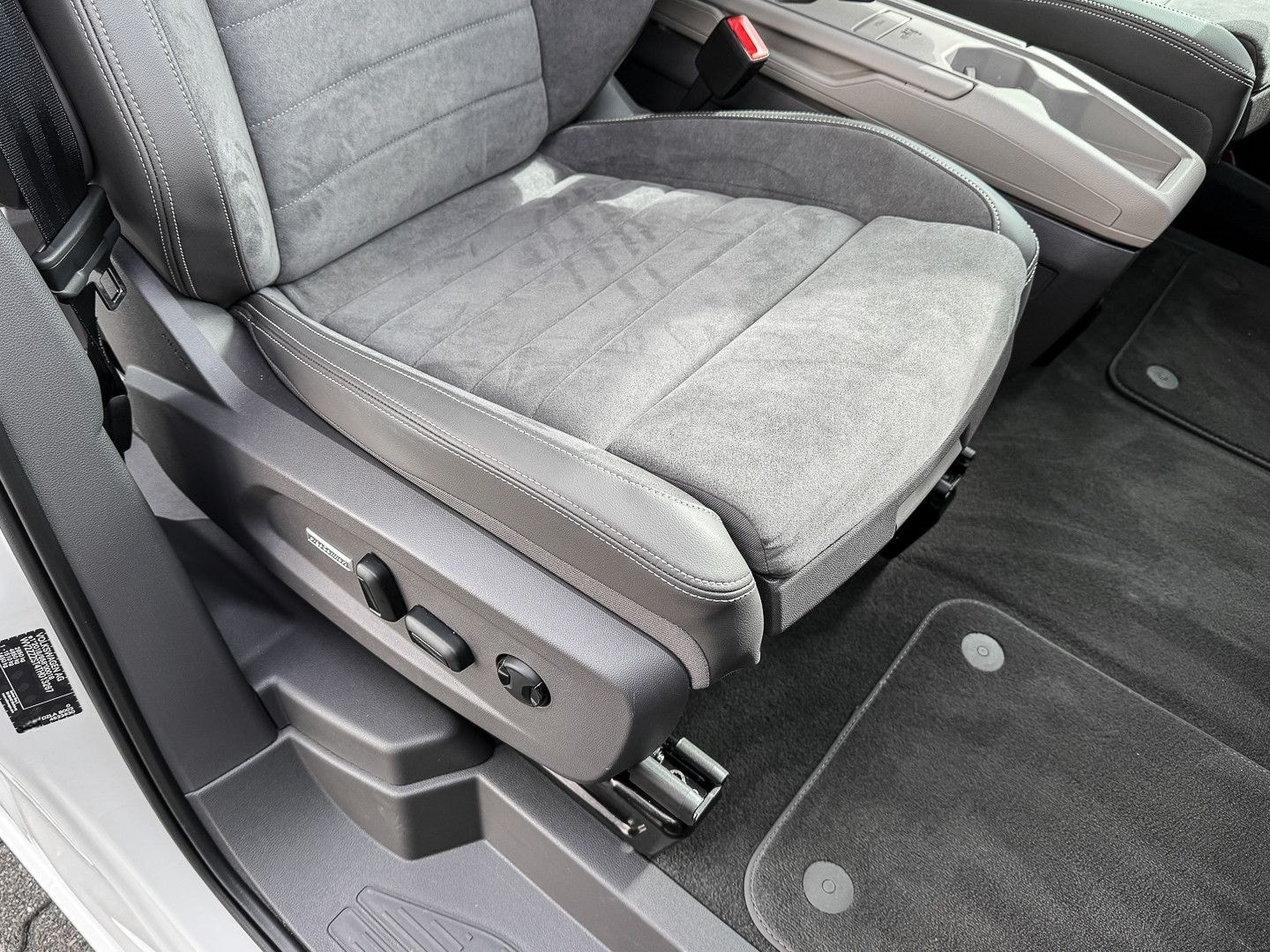 Volkswagen T7 Multivan 2.0 TDI Edition lang AHK/Matrix/Pano foto 7