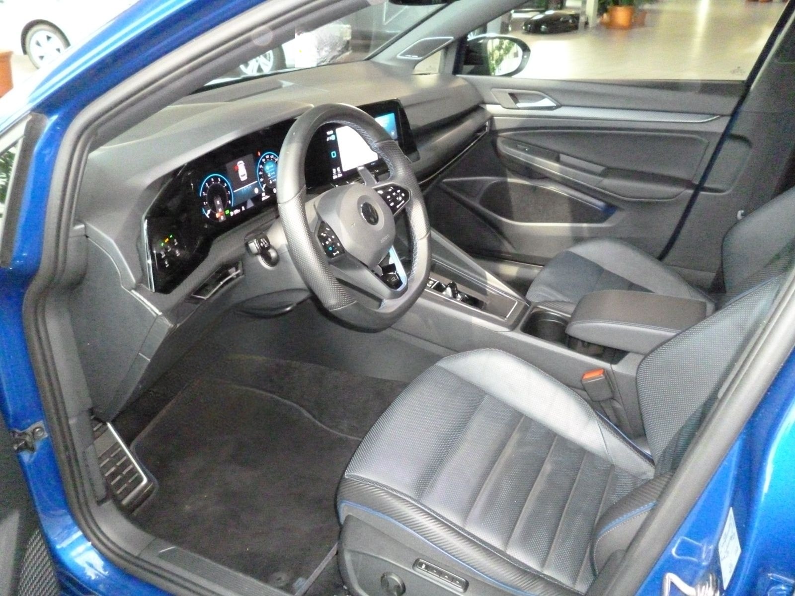 Volkswagen Golf VIII Variant R 4M 2,0 TSI/DSG*BLACK STYLE*M foto 5