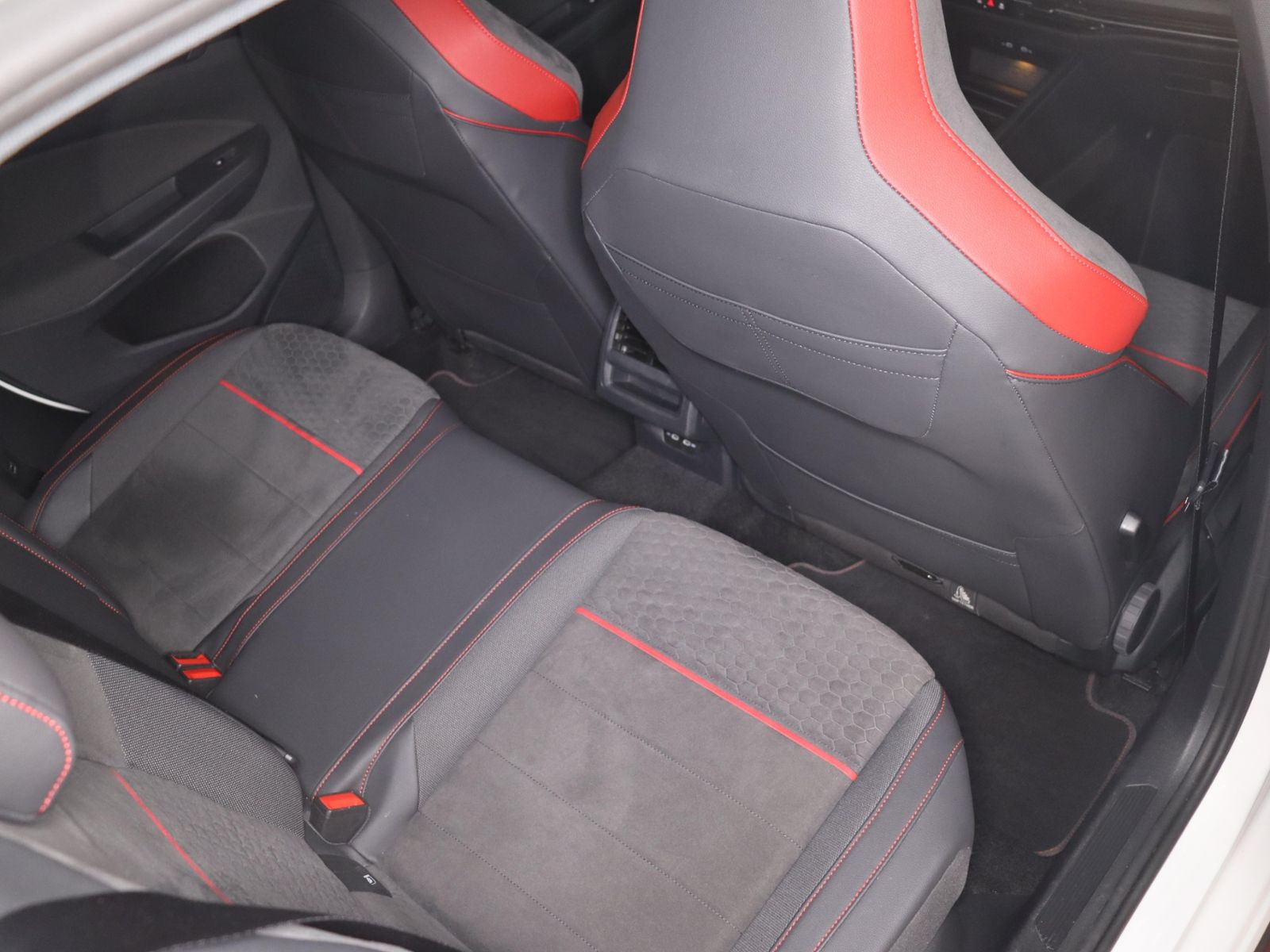 Volkswagen Golf GTI Clubsport Black Style 2.0TSI DSG 282,-o foto 16