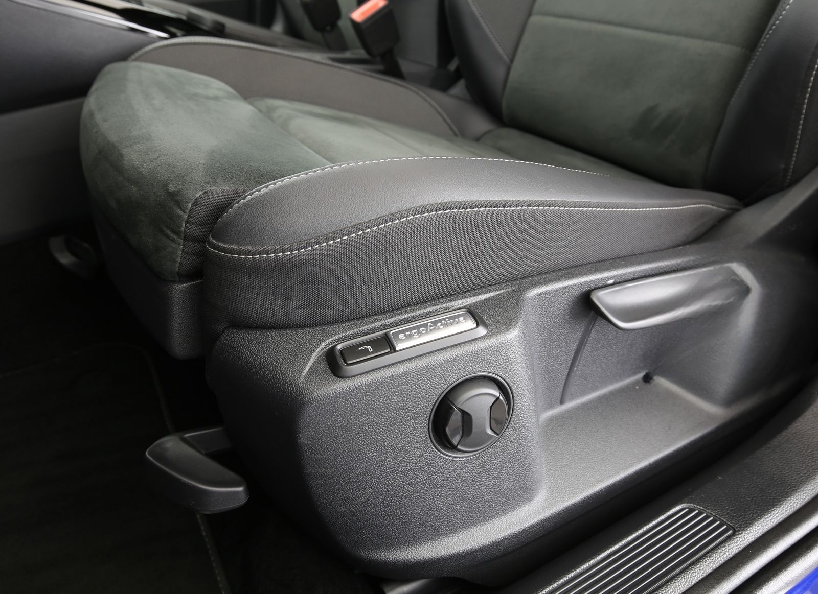 Volkswagen T-Roc 2.0TSI 4M 190PS DSG R-Line Black Style AHK foto 17