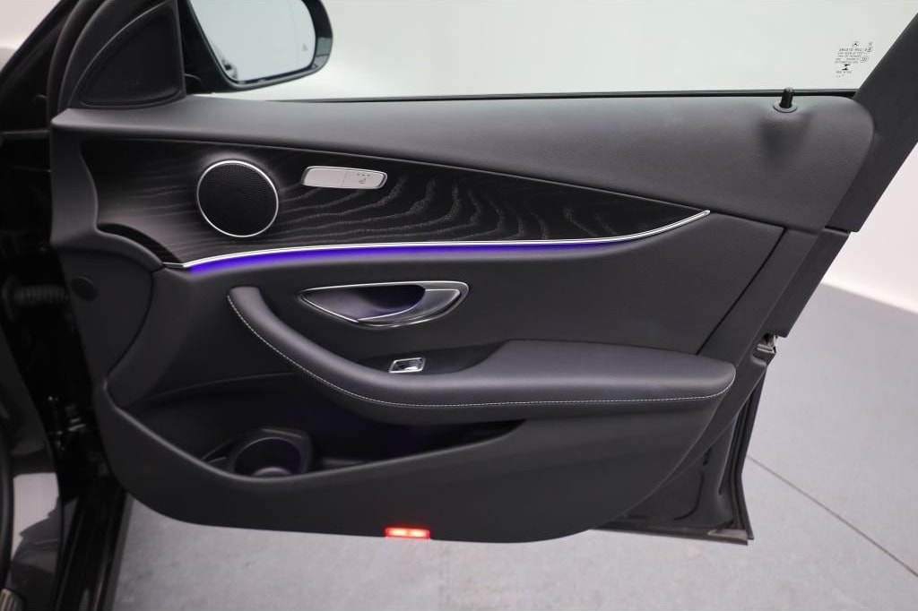 Mercedes-Benz E 300 e Lim Avantgarde Night Distr Widescreen foto 14