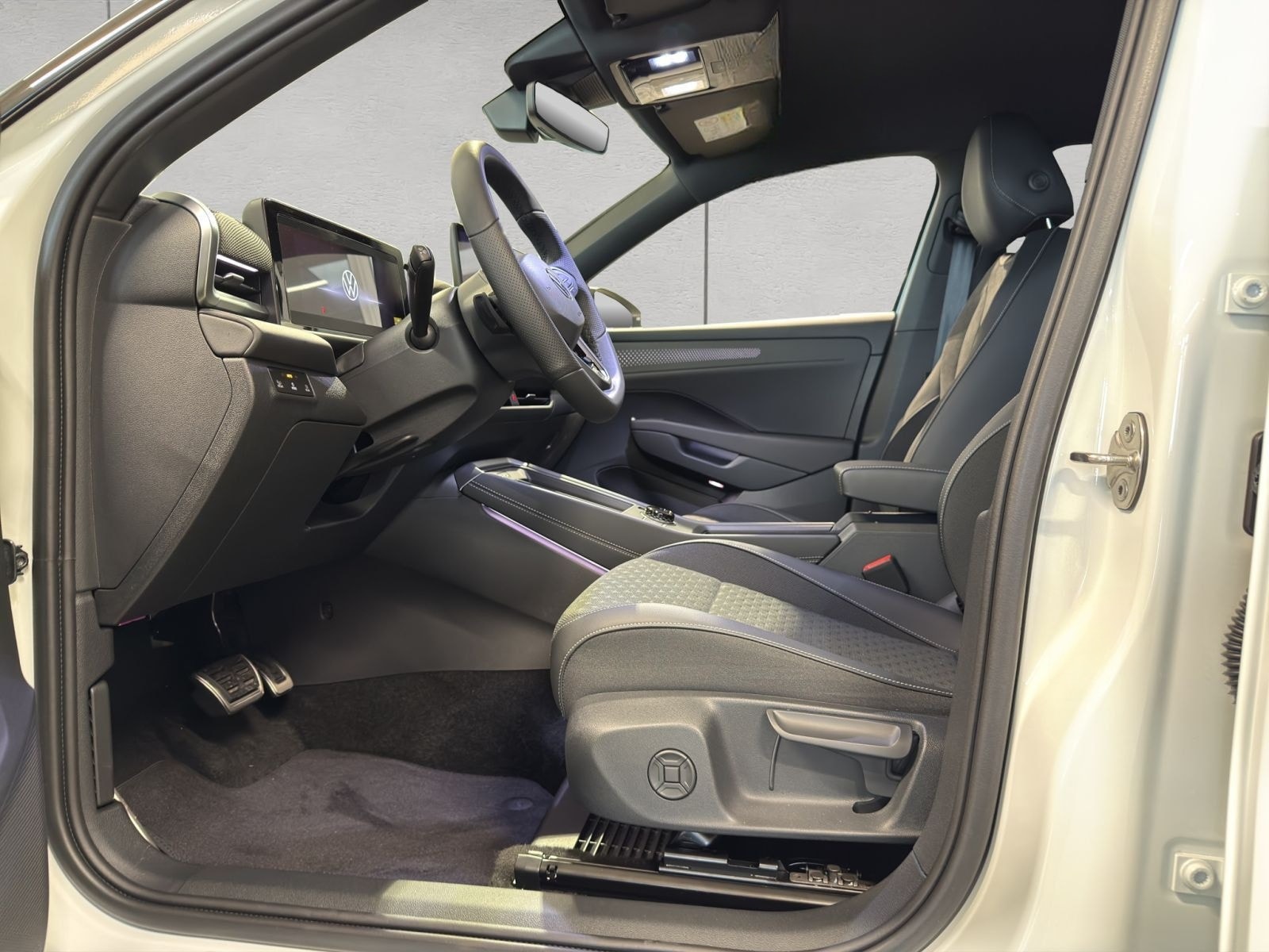 Volkswagen T-Roc R-Line 1.5l eTSI DSG SHZ RFK ACC HEAD-UP B foto 17