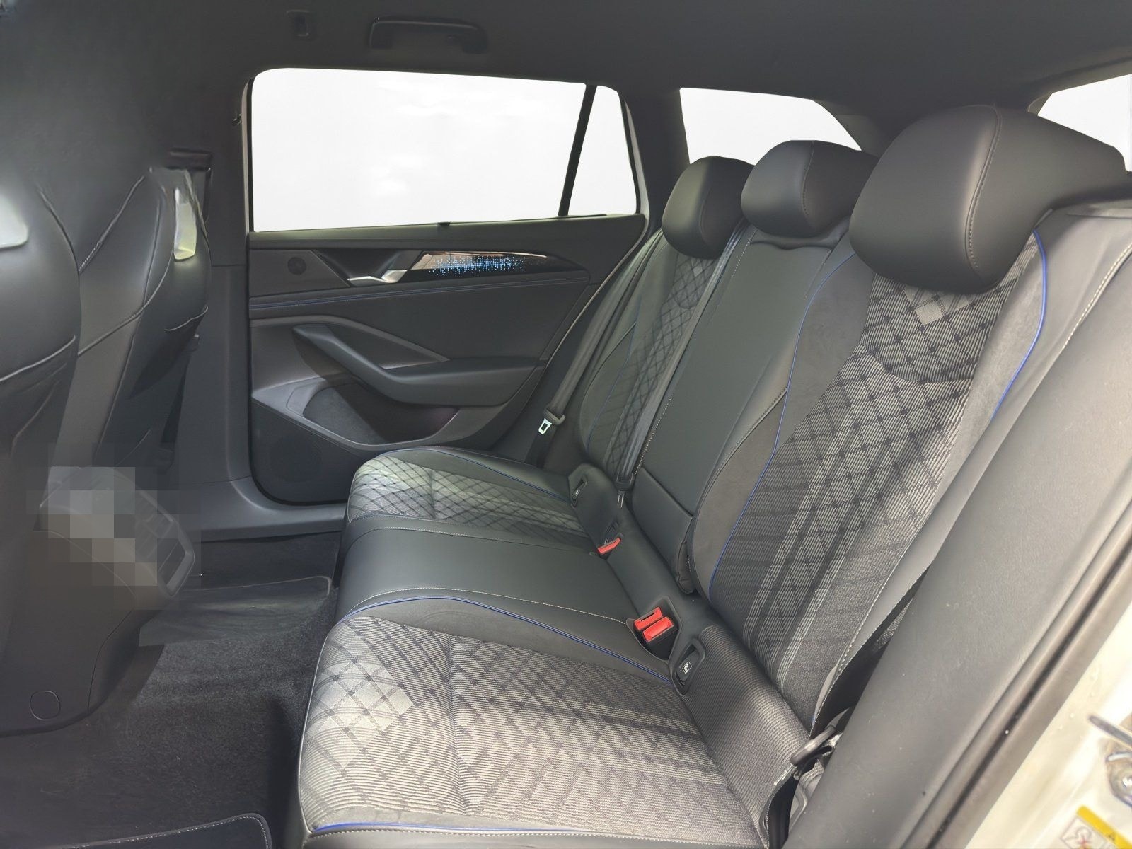 Volkswagen Passat Variant 2.0 TDI DSG R-Line | NAVI | AHK | foto 11