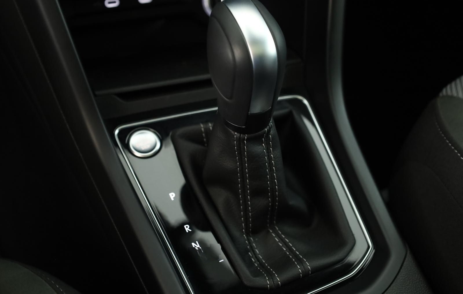 Volkswagen Touran 2.0 TDI DSG Highline R-Line 7 Pano 18 AHK foto 13