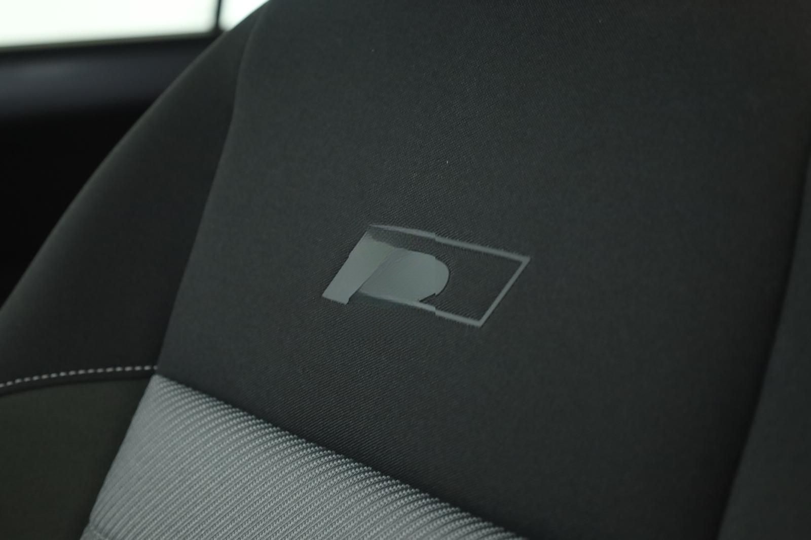 Volkswagen Touran 2.0 TDI DSG Highline R-Line 7 Pano 18 AHK foto 17