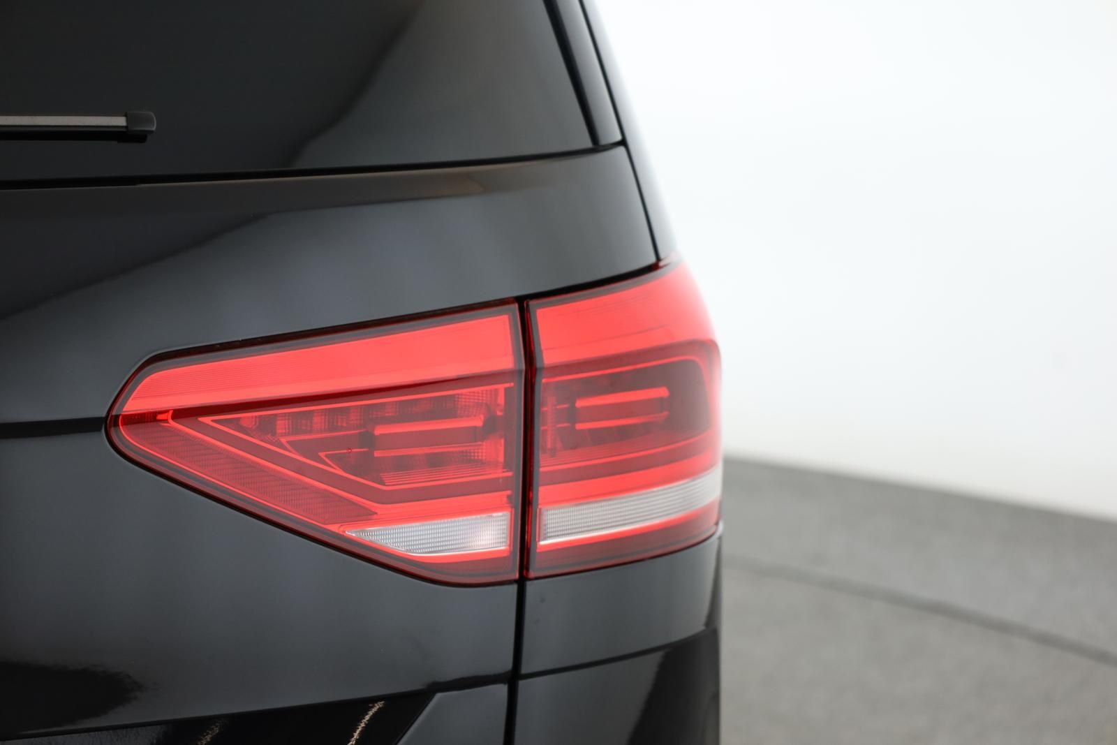 Volkswagen Touran 2.0 TDI DSG Highline R-Line 7 Pano 18 AHK foto 23