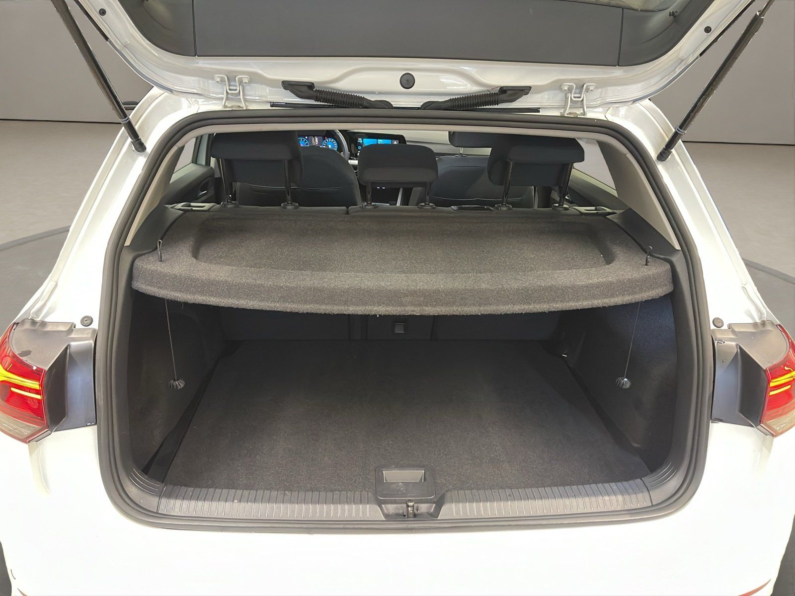 Volkswagen Golf VIII 1.0 eTSI Life ACC AUT Kam. Navi LED LM foto 17