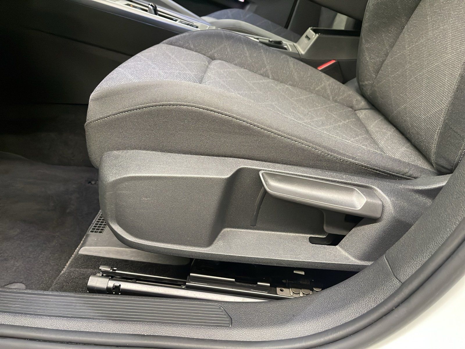 Volkswagen Golf VIII 1.0 eTSI Life ACC AUT Kam. Navi LED LM foto 10