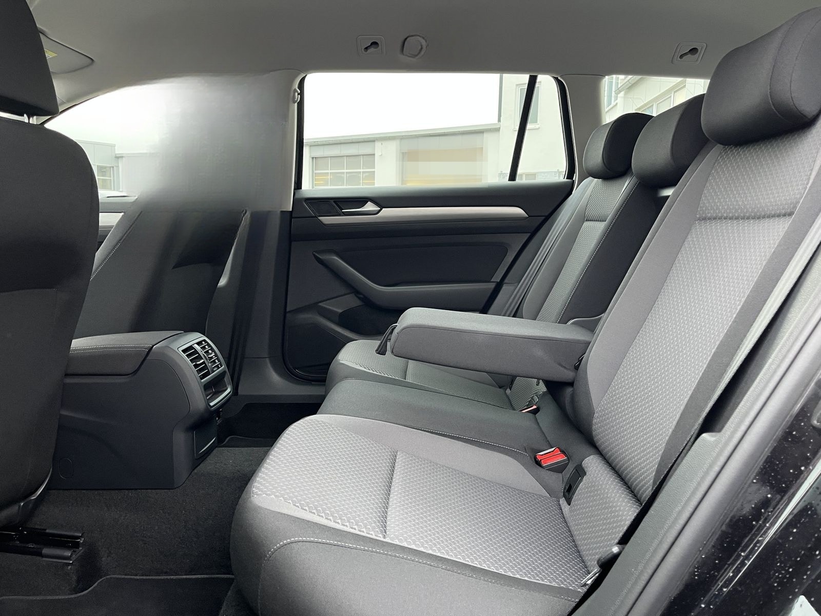 Volkswagen Passat Variant 2.0 TDI R-Line Optik 135€ m.20% A foto 15