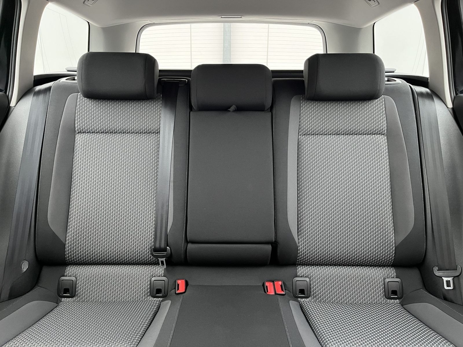 Volkswagen Passat Variant 2.0 TDI R-Line Optik 135€ m.20% A foto 16