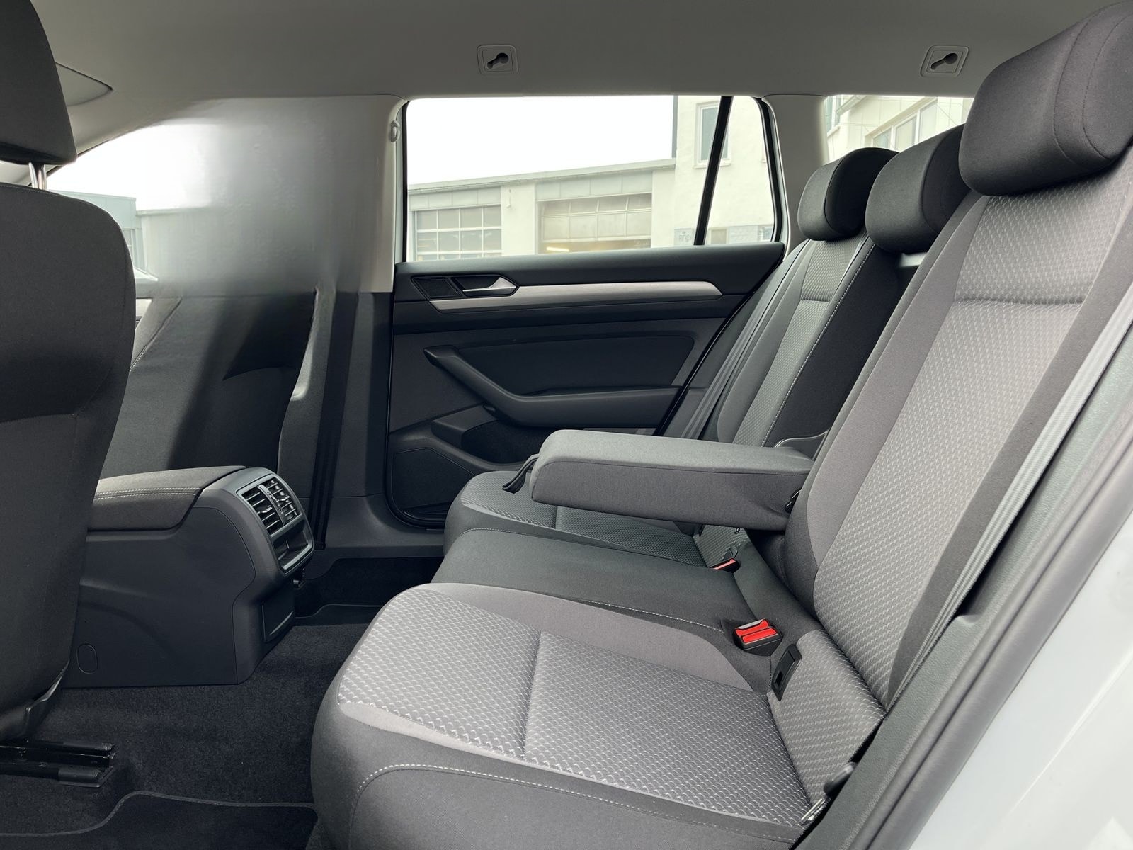 Volkswagen Passat Variant 2.0 TDI Conceptline R-Line Optik  foto 15