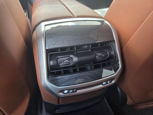 BMW M760 e xDrive Limousine Luftfederung AD Niveau N foto 13