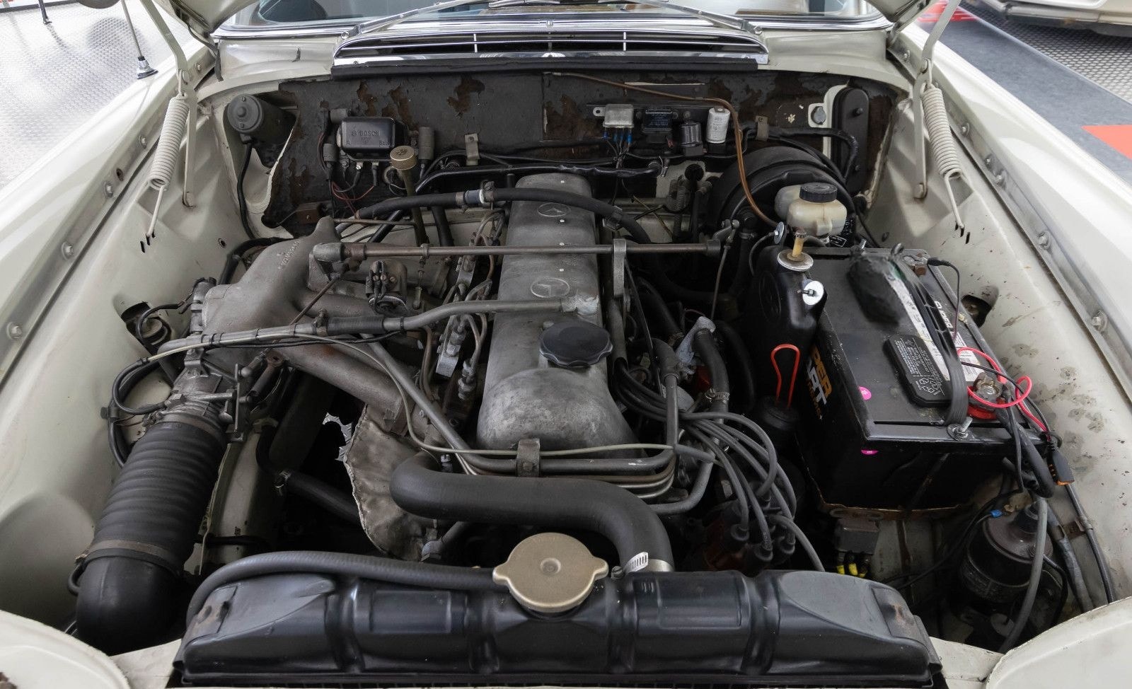 Mercedes-Benz 220 foto 9