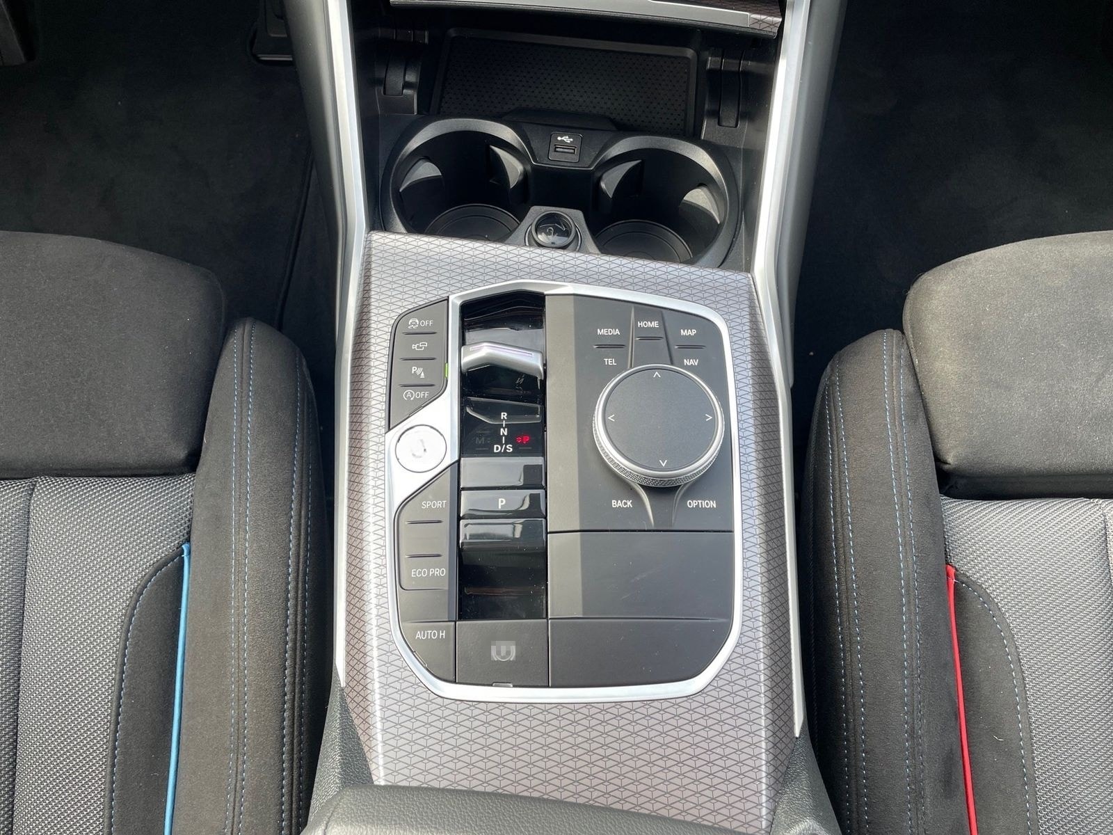 BMW 320i Touring M Sport HUD DA LC Prof. LED PA+ foto 13