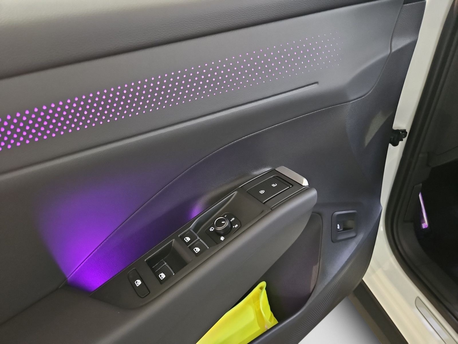 Volkswagen T-Roc R-Line 1.5 l eTSI DSG Navi IQ-Light inkl. foto 14