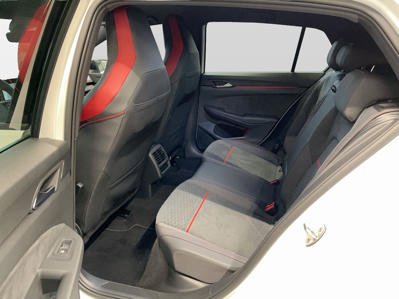 Volkswagen Golf VIII GTI Clubsport 2.0 TSI DSG ACC AUT Kam. foto 9