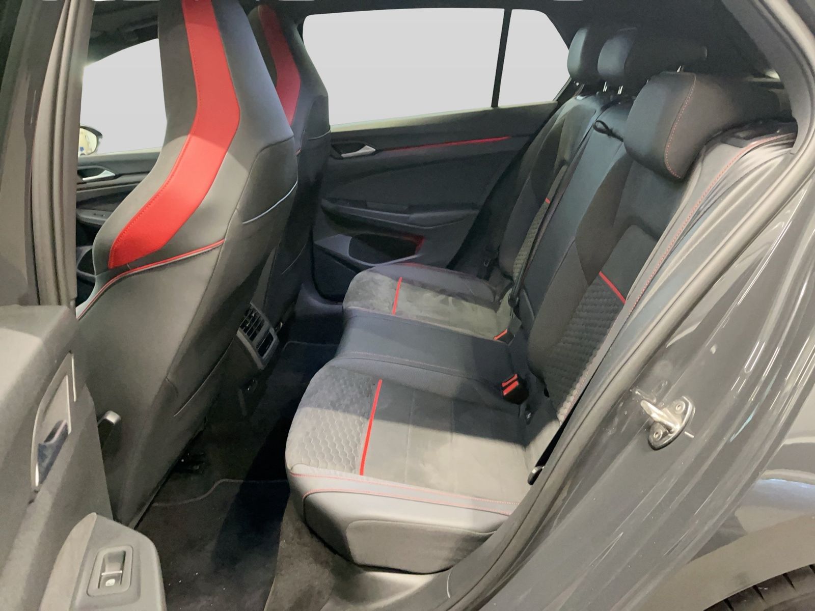 Volkswagen Golf VIII GTI Clubsport 2.0 TSI DSG ACC AUT Kam. foto 9