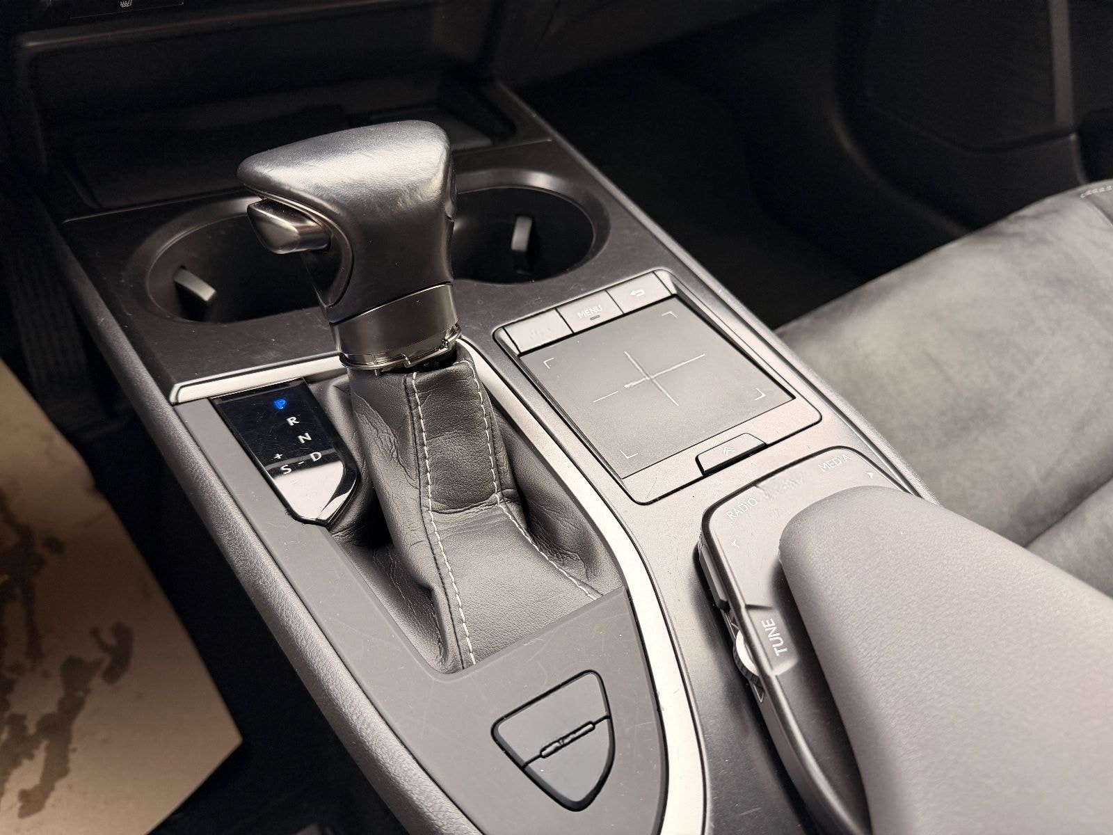 Lexus UX 250 h Launch Edition foto 17