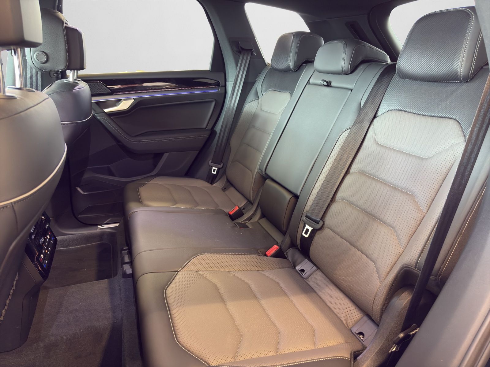 Volkswagen Touareg R-Line 3,0 FINAL EDITION V6 TDI SCR 4MOT foto 14