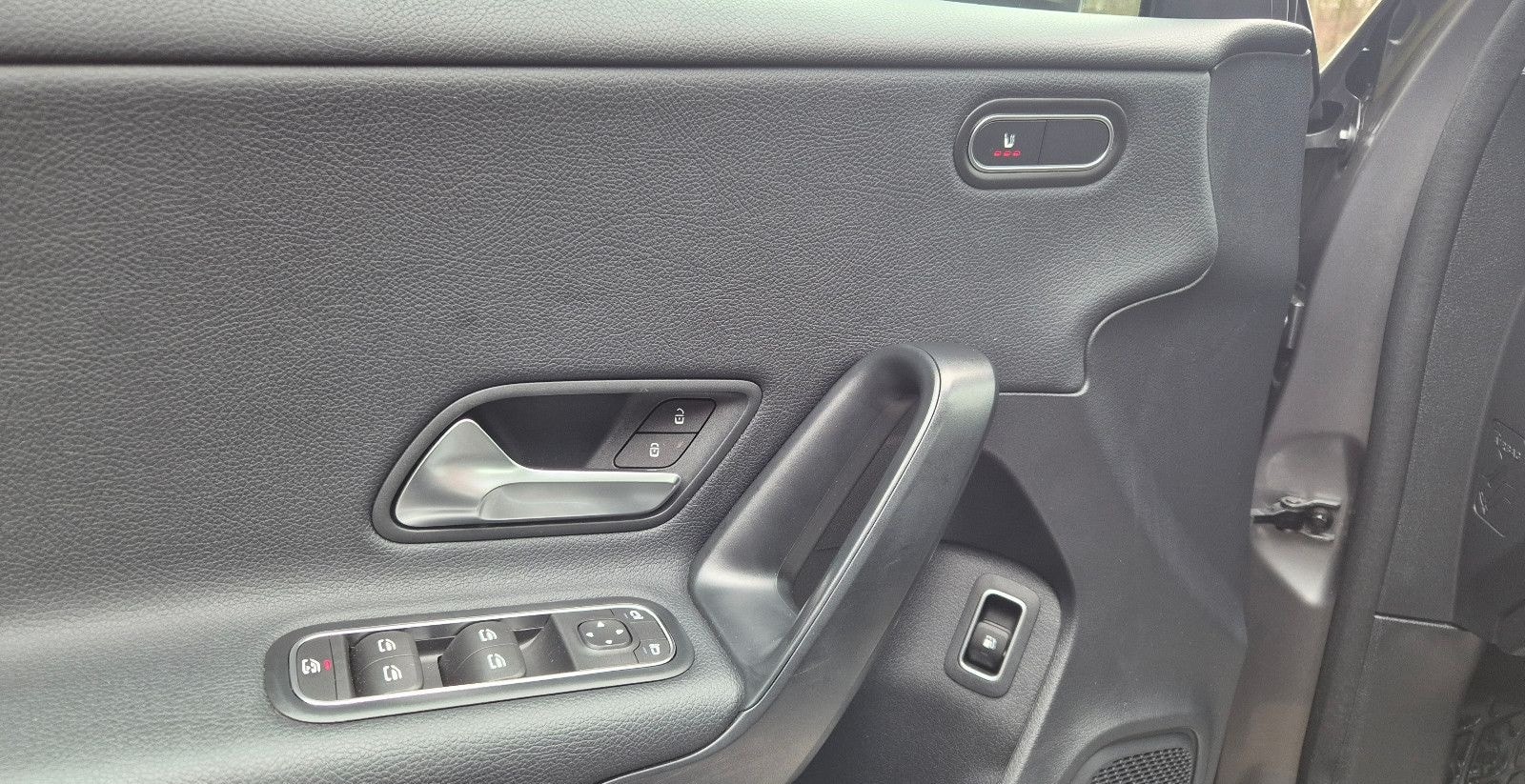 Mercedes-Benz A 250 e DCT/NAVI/ACC/CarPlay/Android/DAB/SHZ/ALU foto 9