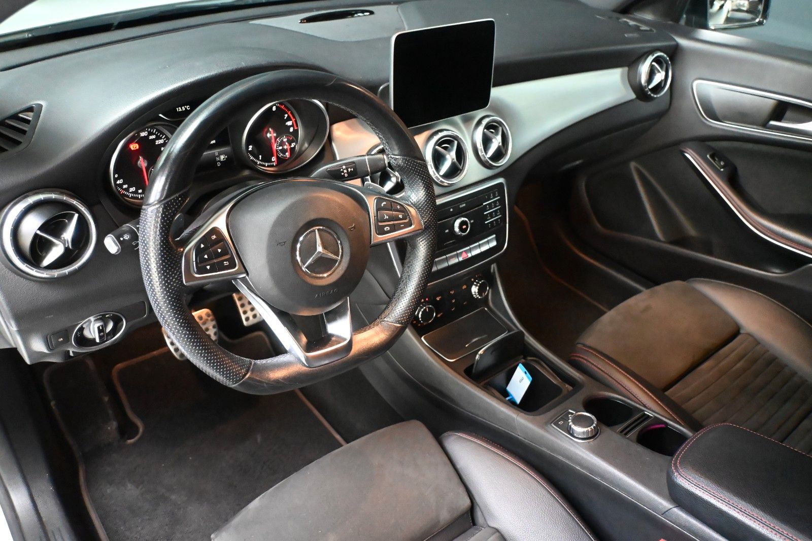 Mercedes-Benz CLA 200 Shooting Brake/NIGHT/AMG/LED/PANO foto 10