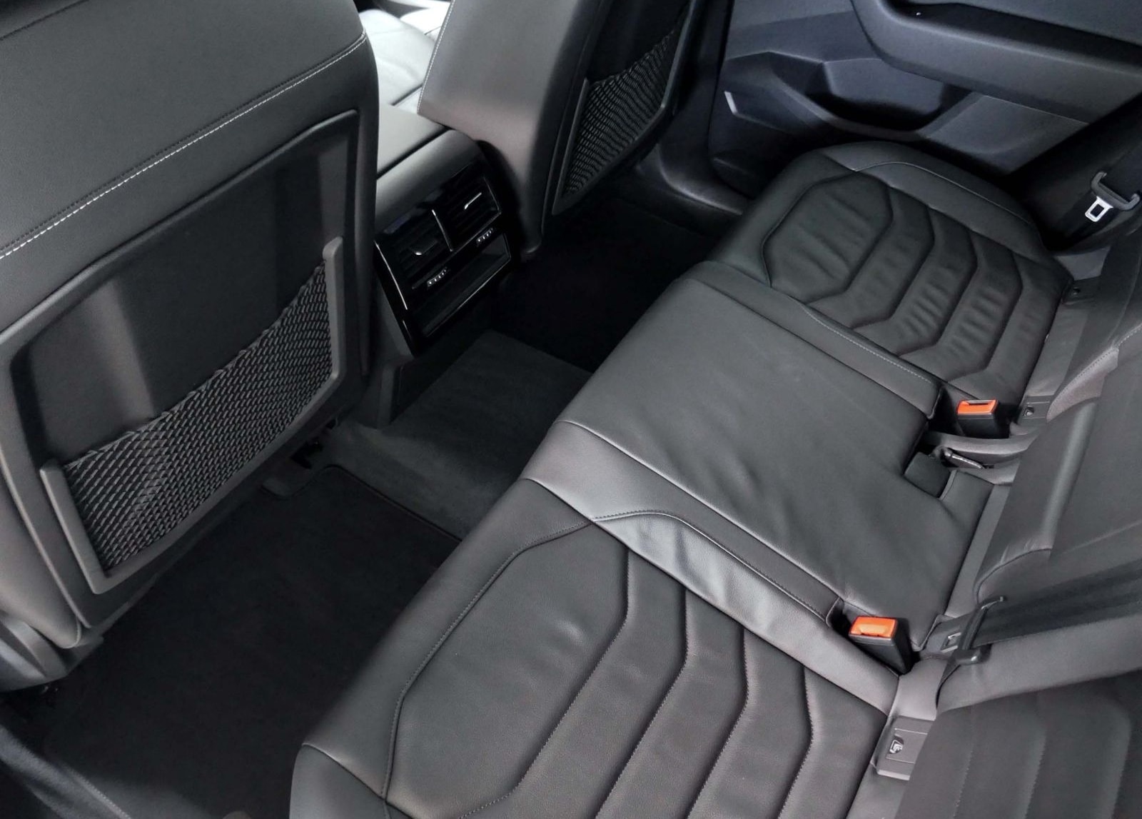 Volkswagen Touareg 3.0 TDI V6 4MOTION | LED RFK ACC Navi foto 10