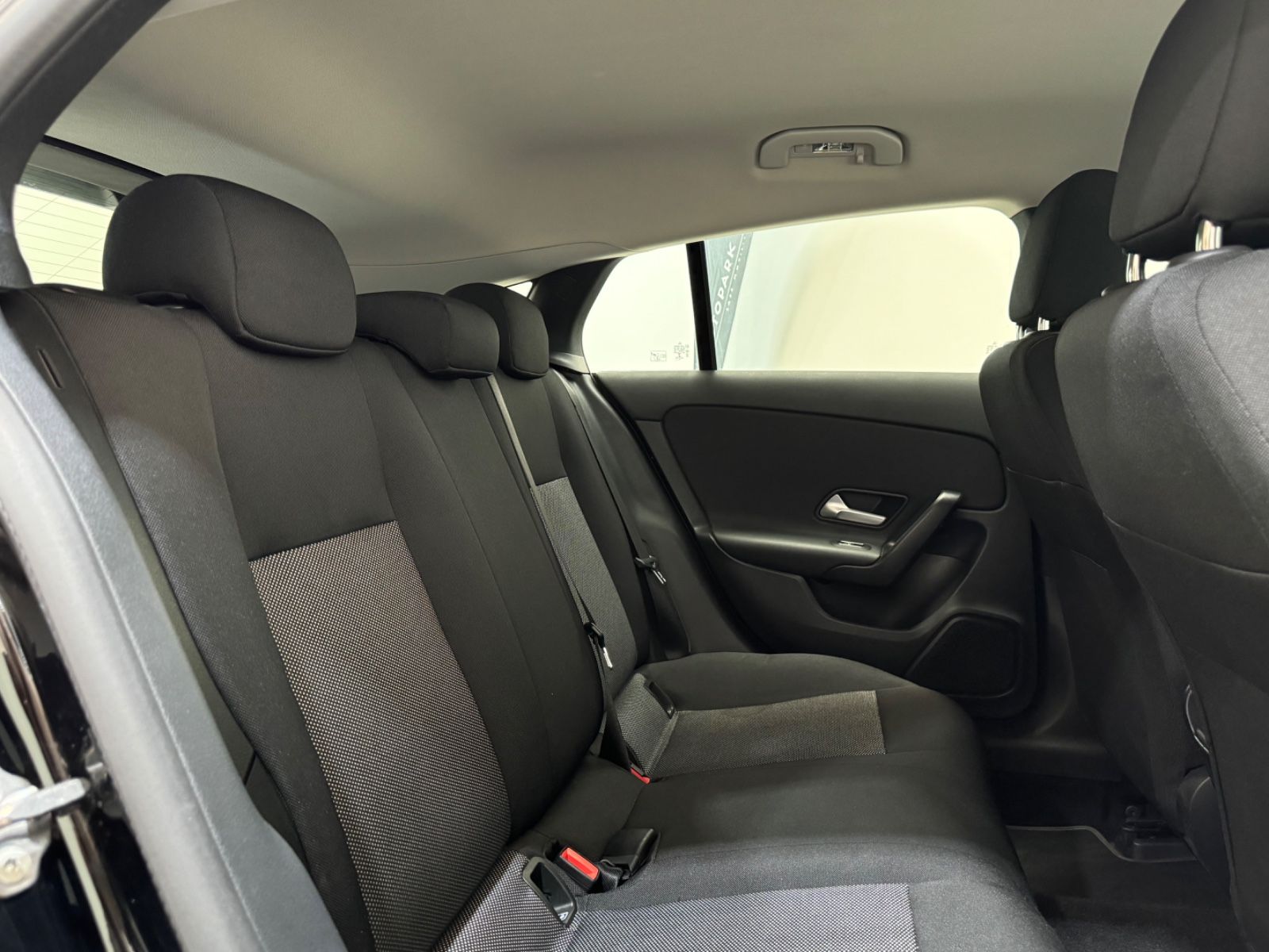 Mercedes-Benz CLA 220 Shooting Brake-PDC-TEMP-CARPLAY-BUSINESS foto 23