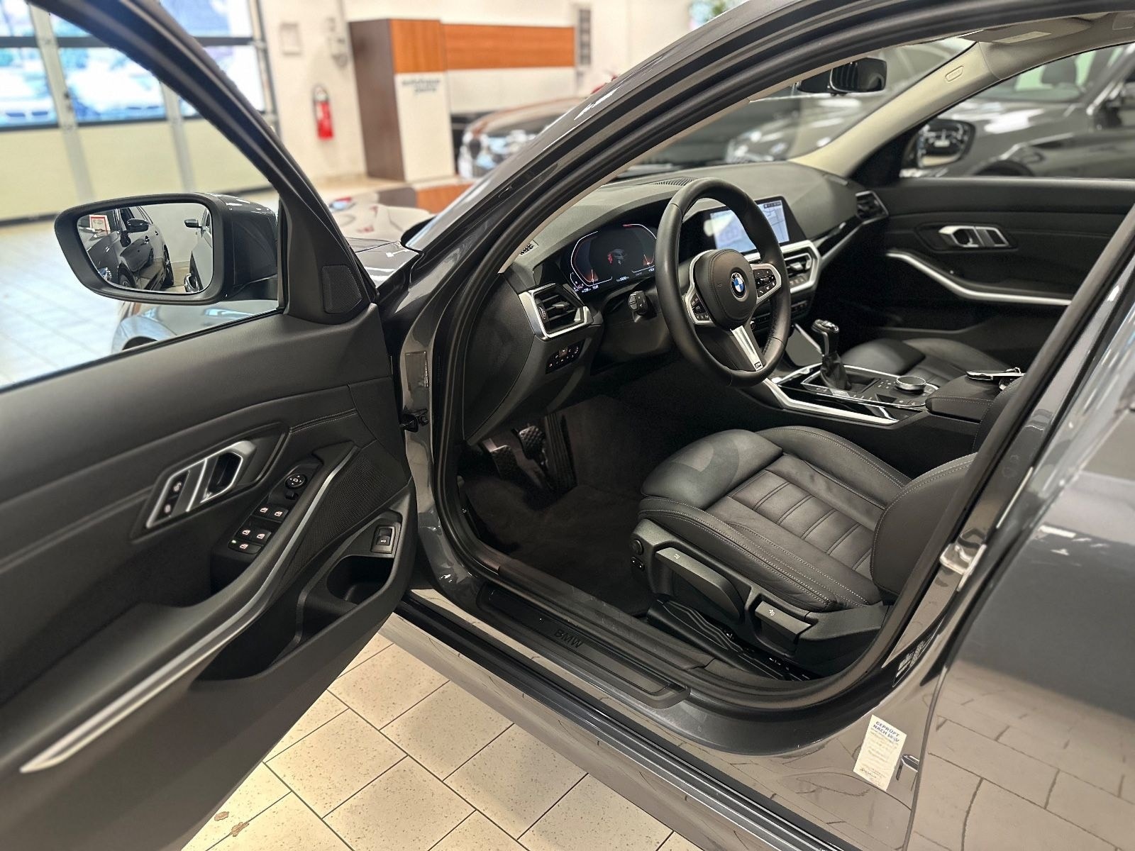 BMW 318d/LCPProf/Navi/LEDerSportStz/Temp/M-Lenkrad foto 12