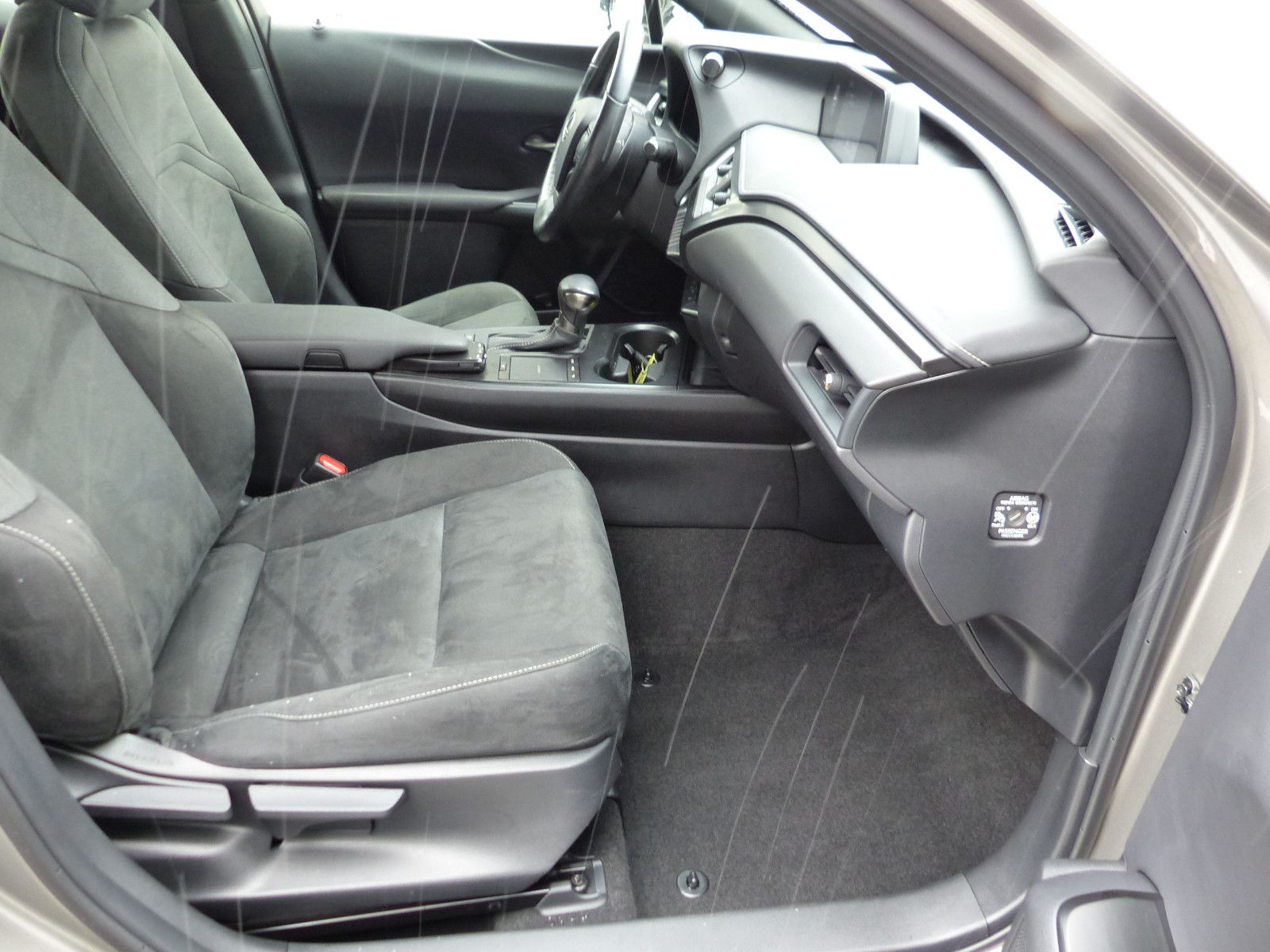 Lexus UX 250h Launch Edition Navi Kamera Velours DAB foto 6