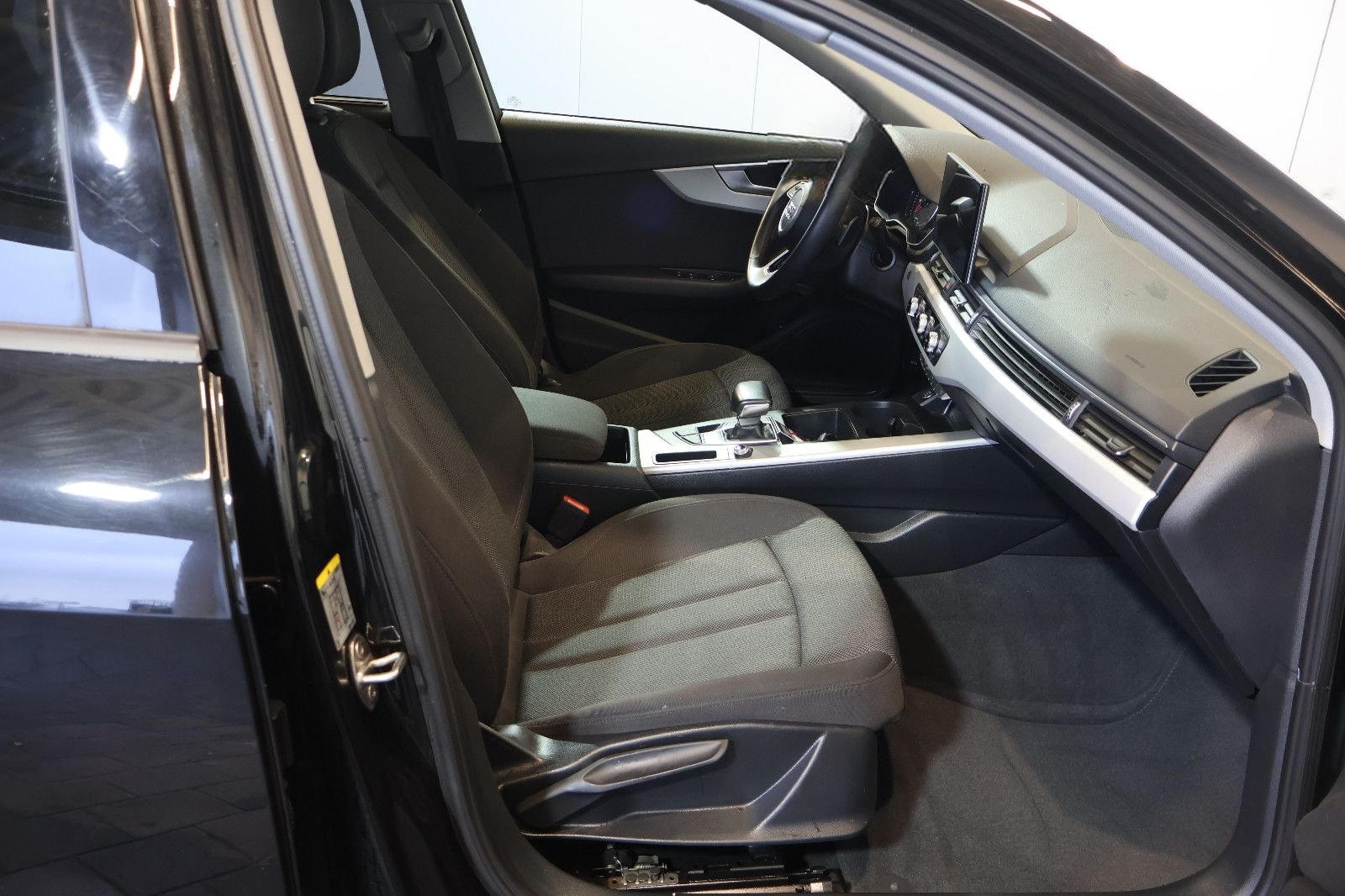 Audi A4 Avant 35 TFSI CARPLAY+KEY+LED+LANE+17" foto 12