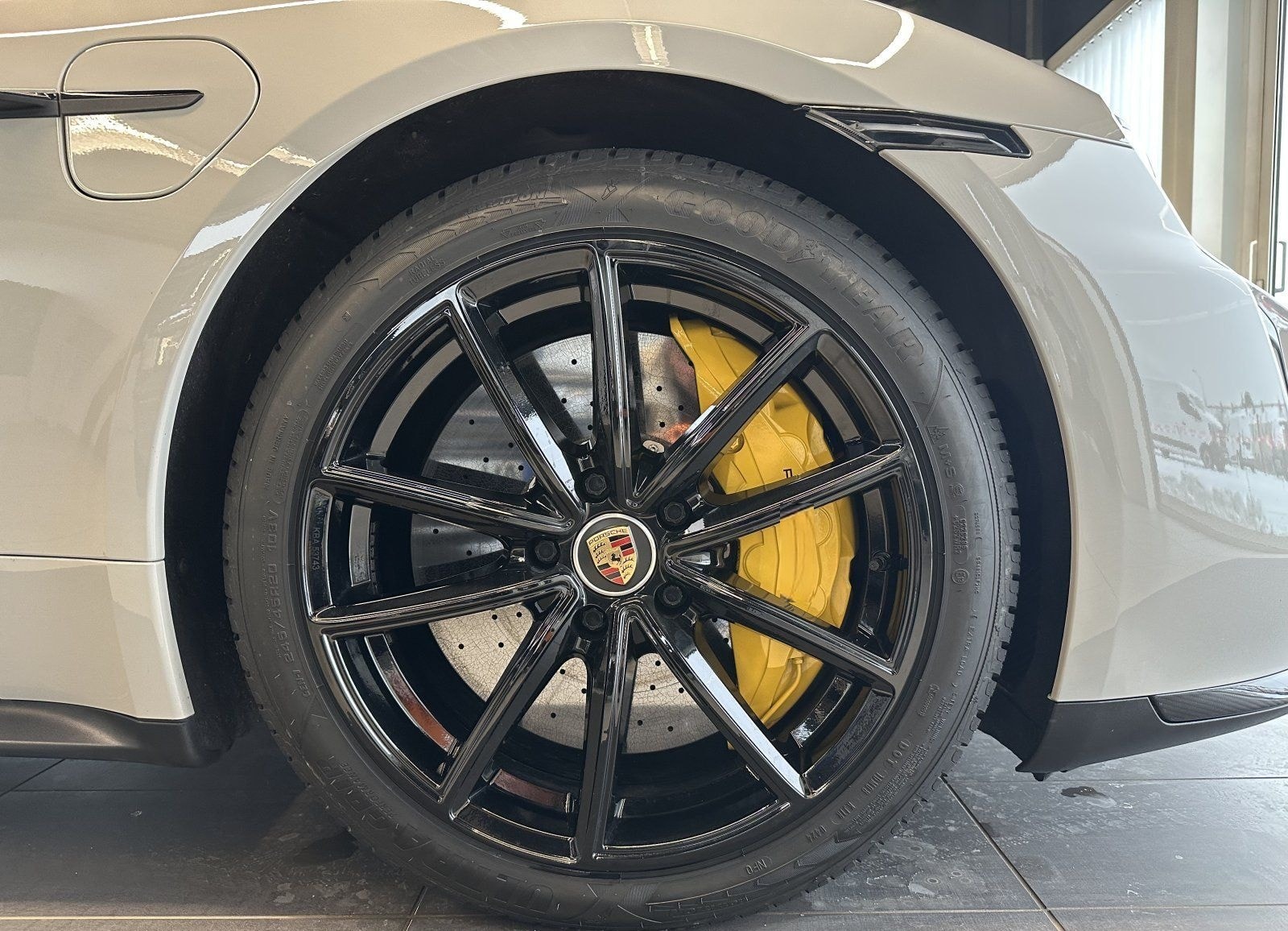 Porsche Taycan Turbo S/KREIDE/CARBON/CERAMIC/ foto 9
