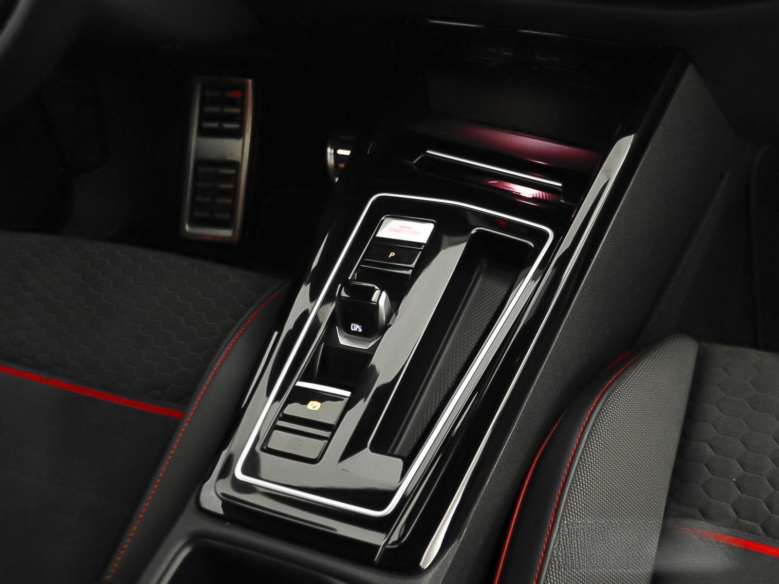 Volkswagen Golf VIII GTI Clubsport 2.0 TSI LED+ Navi ParkPi foto 22