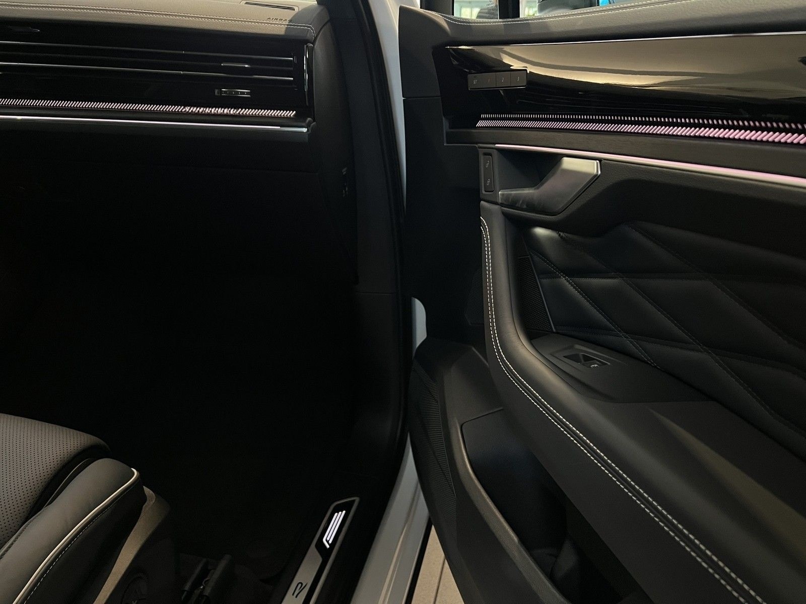 Volkswagen Touareg V6 3.0 TDI 210 kW 4Motion R-Line foto 17