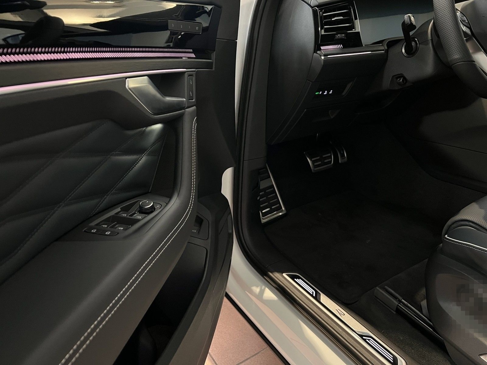 Volkswagen Touareg V6 3.0 TDI 210 kW 4Motion R-Line foto 9