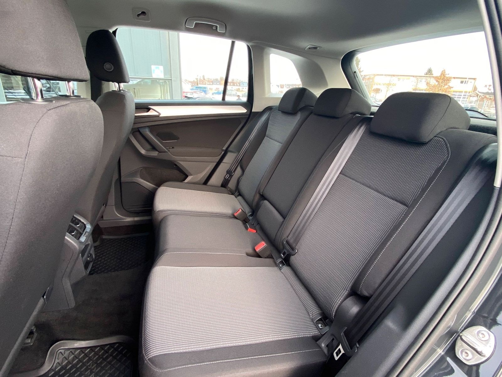 Volkswagen Tiguan 1.5 TSI AHK NAVI PDC LED SHZ KLIMA 17" foto 14