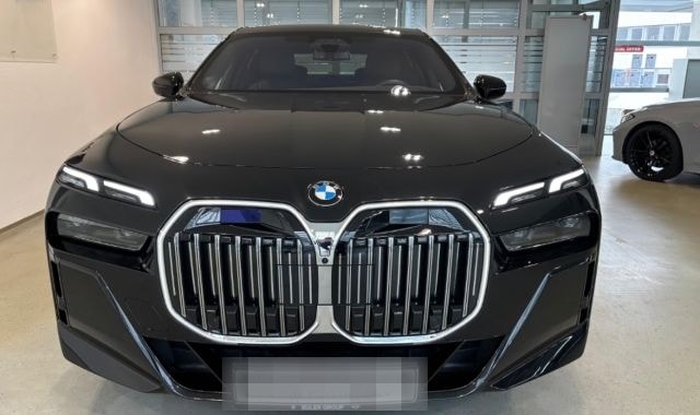 BMW 740 d xDrive M Sport PanoSky StHzg IconGl Aktivl foto 2