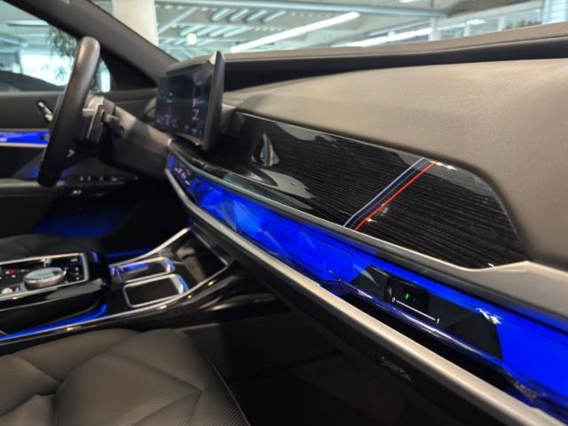 BMW 740 d xDrive M Sport PanoSky StHzg IconGl Aktivl foto 15