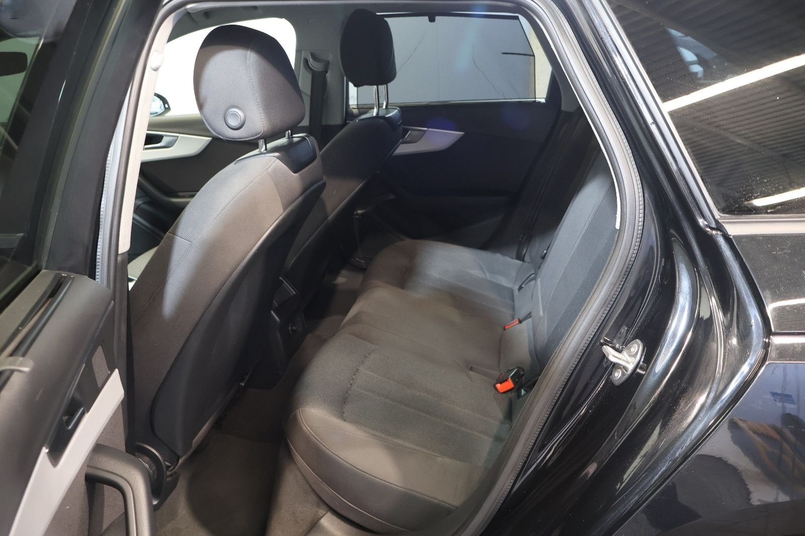 Audi A4 Avant 35 TFSI CARPLAY+FRONT+KEY+LED+17" foto 13