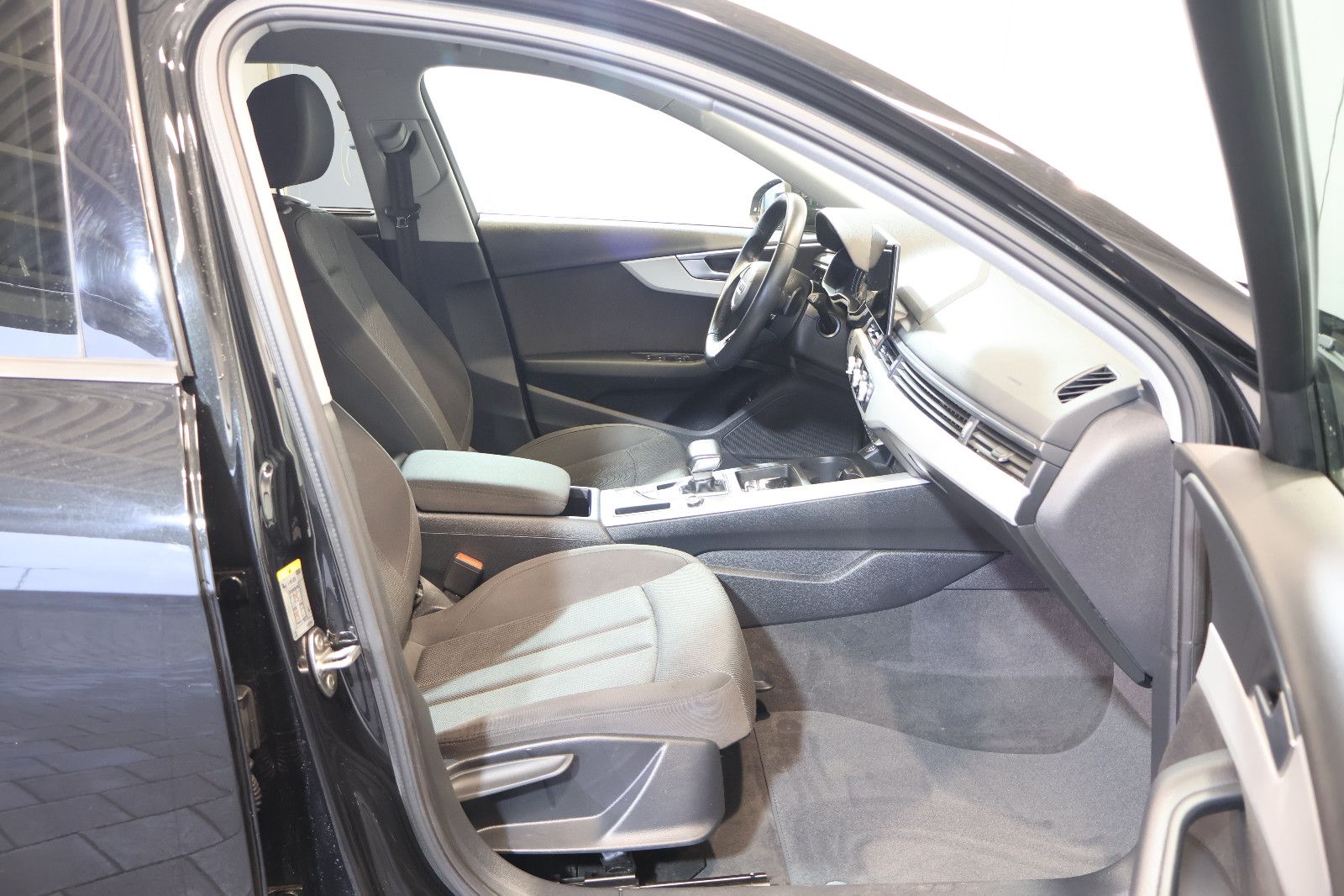 Audi A4 Avant 35 TFSI CARPLAY+FRONT+KEY+LED+17" foto 15